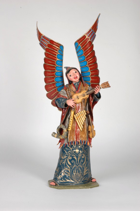 Ein singender Engel in bunter peruanischer Tracht spielt  ein Saiteninstrument. 